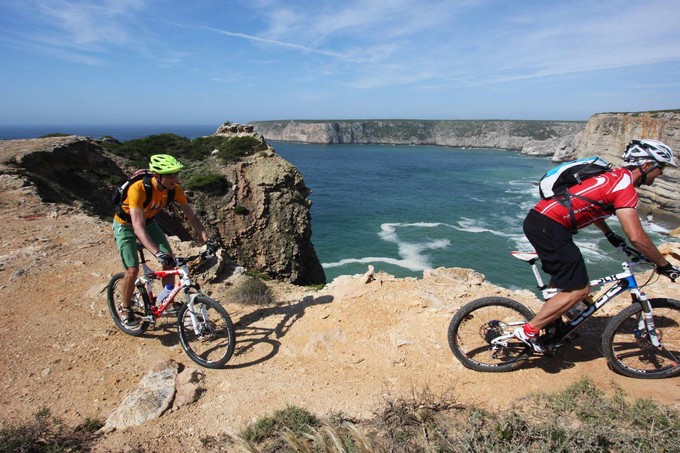 Biken entlang der Klippen ist aufregend