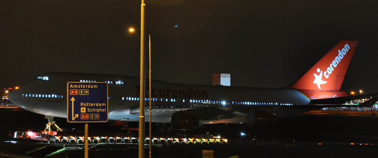 Corendons Boeing 747 steht vor der A9 bei Amsterdam: In der Nacht vom 8. auf den 9. Februar...