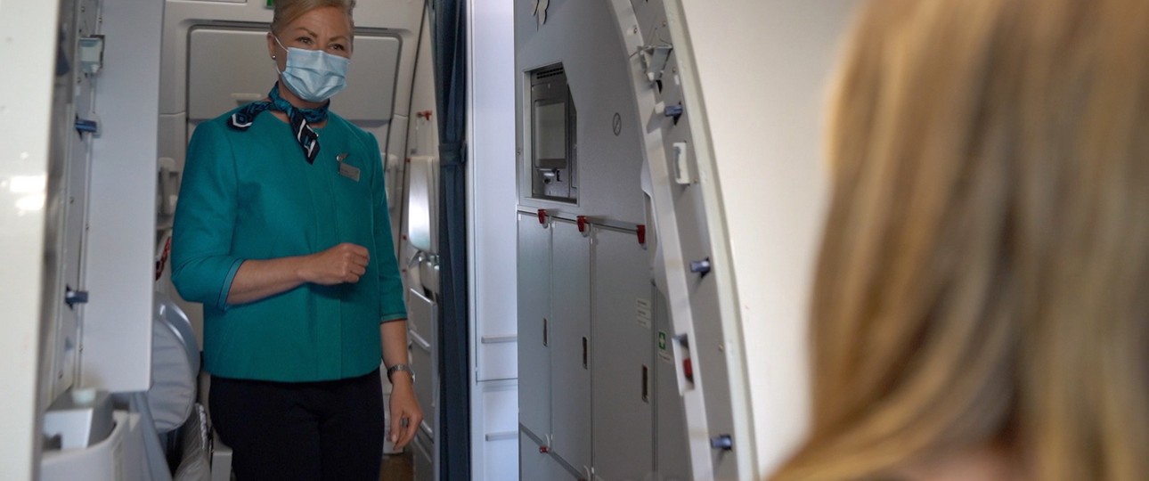 Flugbegleiterin von Aer Lingus: Startet die Airline bald Langstreckenflüge ab dem Nachbarland?