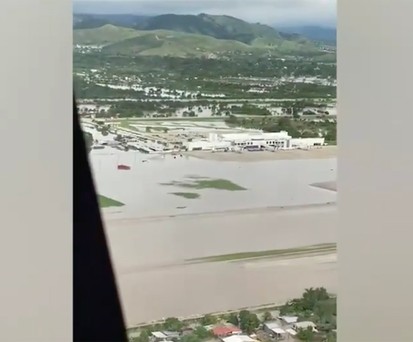 Flughafen steht vollständig unter Wasser