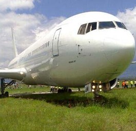 Die Boeing 767 in Arusha: Beim Wenden von der Piste gelangt.