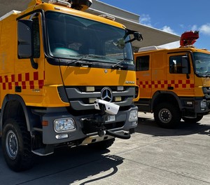 Zwei der drei Löschfahrzeuge am Flughafen St. Helena: Weil alle Fahrzeuge defekt sind, darf der Flughafen kein Flüge mehr abfertigen.