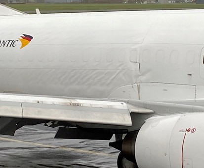 Boeing 737 von West Atlantic UK: Deutliche Schäden im Rumpf.