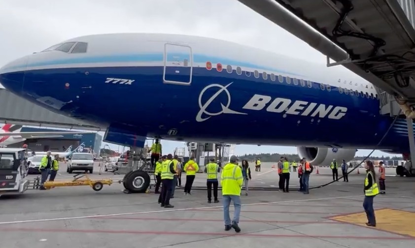 Die Boeing 777-9, die größere Variante der 777X am am Gate in Seattle/Tacoma: Passt.