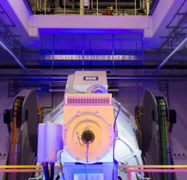 Der zweite Teststand Attitude Rig. Mit Druckkammer und beweglichen Gestell werden dort für Flugzeuge typische Situationen nachgestellt.