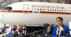 Die deutsche Verteidigungsministerin Annegret Kramp-Karrenbauer vor dem ersten Airbus A350 der Flugbereitschaft