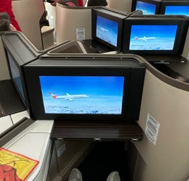 Braun und Beige - und etwas Aua-Farben. So sieht es in der Business Class des neuen Dreamliner von Austrian Airlines aus.