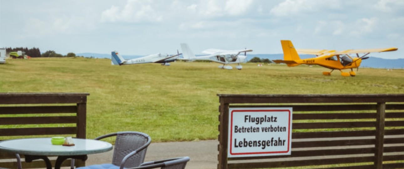 Der Flugplatz Idar-Oberstein: Hobbypiloten können per Funk Essen bestellen.