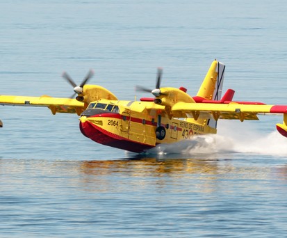 Canadair CL-415 beim Wasser tanken: Das Flugzeug ist Teil des EU-Katastrophenschutzes.