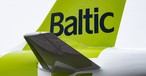 Leitwerk eines Airbus A220 von Air Baltic: Die Fluggesellschaft muss sparen.