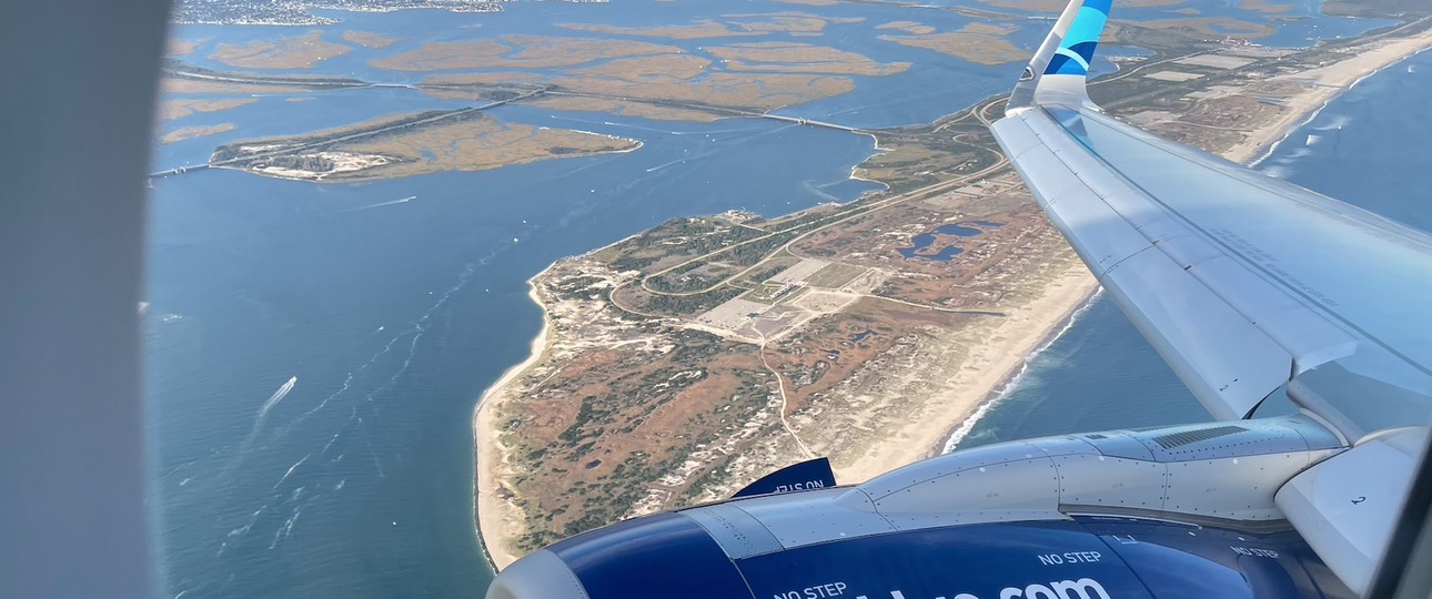 Blick aus dem Fenster eines Airbus A321 LR von Jetblue: Droht das Ende der Airline?