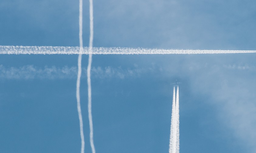 Kondensstreifen über Frankfurt am Main: Die künstlichen Wolken sollen schädlicher als gedacht sein.