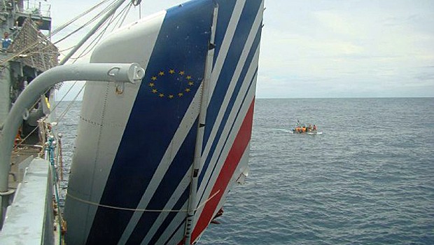 Bergung des Leitwerks: Piloten waren offenbar ahnungslos.