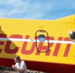Löschflugzeug streift Schaulustige