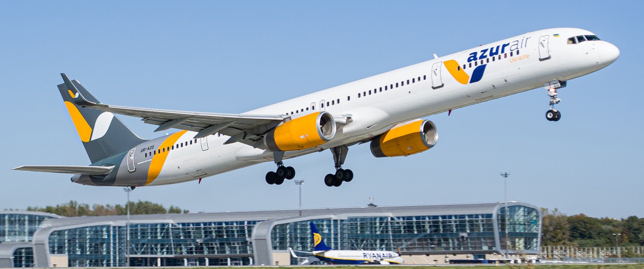 Boeing 757-300 mit dem Kennzeichen UR-AZO: War einst die D-ABOR.