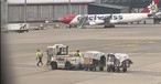 Kuriose Szene am Flughafen Zürich: Gepäckmitarbeiter müssen Pakete einsammeln.