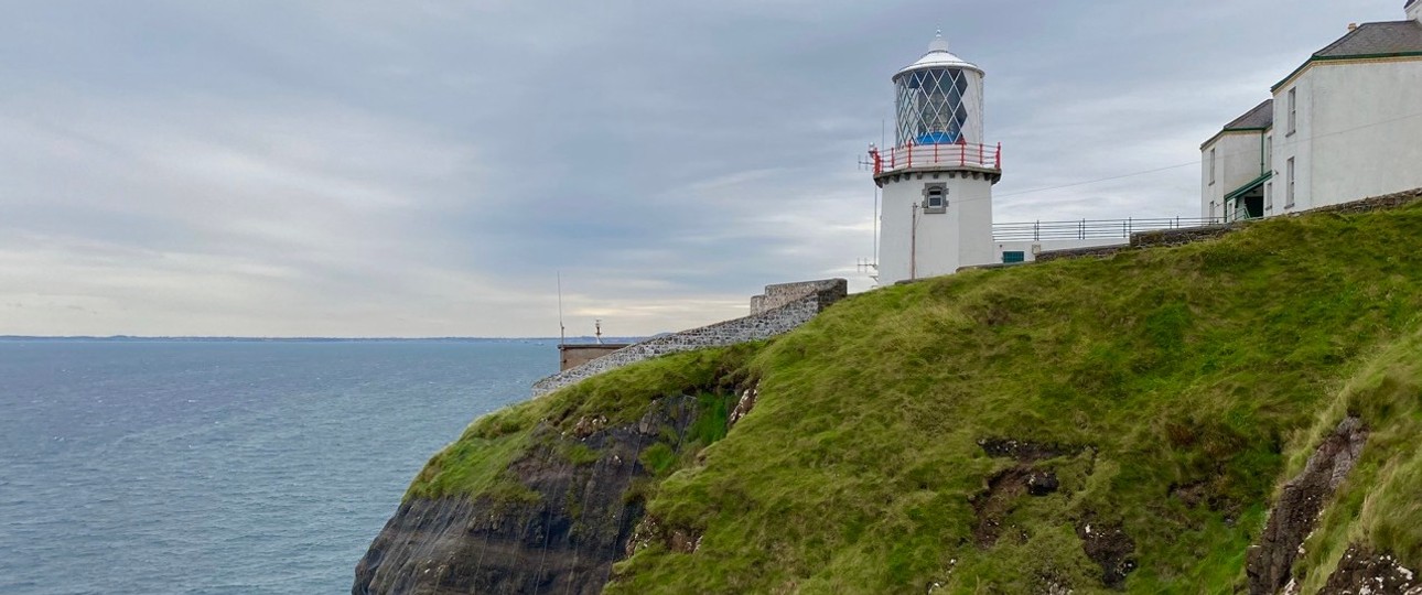 Erhabene Lage des Blackhead Lighthouse nordöstlich von Belfast, Nordirland