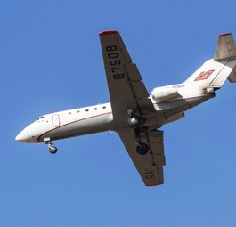 Yakovlev Yak-40 im Flug: Ein solches Flugzeug wollte mit offener Tür starten.