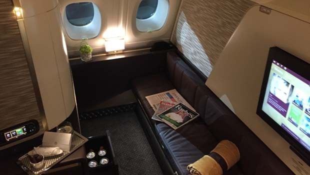 Doch es gibt im A380 noch mehr als First. Rund vier Mal teurer ist die Reise in der Privatsuite The Residence. Das kleine Gemach von 12 Quadtratmetern bietet Platz für zwei Personen.