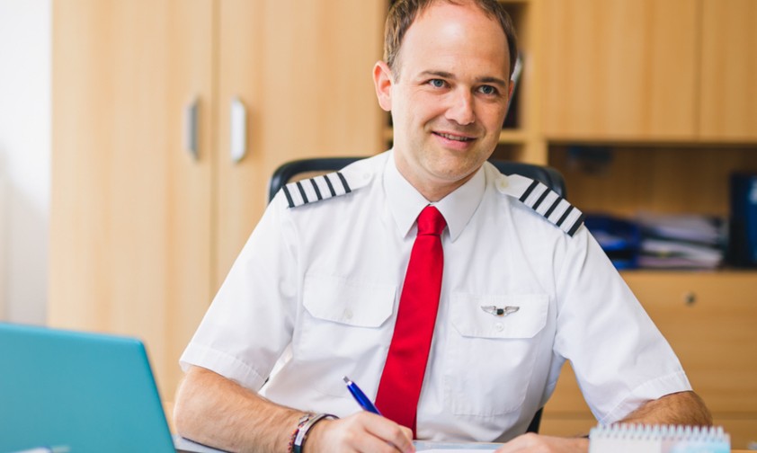 Hans-Georg Rabacher, Pilot und Autor vom Buch "Fliegen aus dem Cockpit beantwortet"