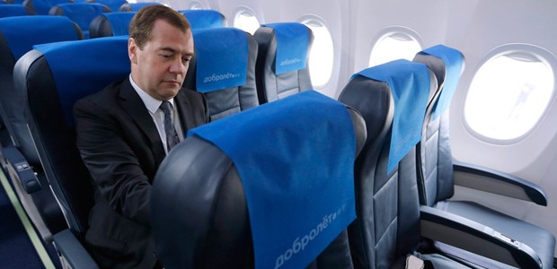 Russlands Premierminister Dmitri Medwedew im Dobrolet-Jet: Viel ändert sich nicht am Namen der Aeroflot-Tochter.