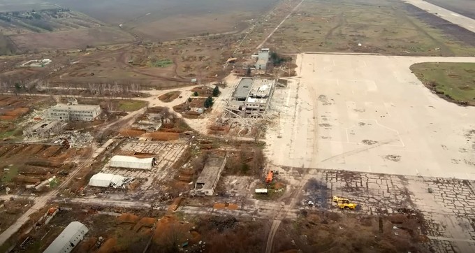 Der Flughafen Kherson mit Bahnhof aus der Luft.