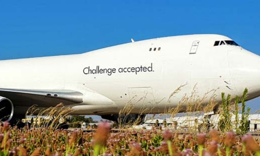 «Challenge accepted» oder zu deutsch «Herausforderung angenommen»: Auf ihren ansonsten blanken Frachtfliegern weißt Cal Cargo auf ihr bisheriges Spezialgebiet hin.