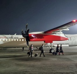 Die De Havilland Canada Dash 8-400 mit dem Kennzeichen 9N-ANR von Shree Airlines: Flog früher als OE-LGK.