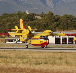 Löschflugzeuge: CL-415 der kroatischen Luftwaffe.