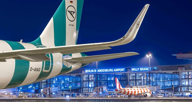 Zwei Condor-Flugzeuge am BER: Der Ferienflieger setzt die Flüge im Sommer nach Dubai aus.