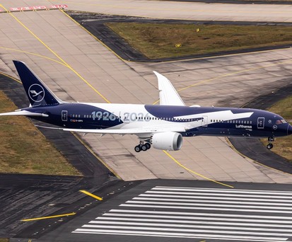Die Boeing 787-9 von Lufthansa mit der 100-Jahre-Sonderlackierung: Die D-ABPU spielt am 6. April Luft Hansa.