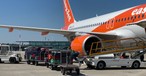 Beladung eines Easyjet-Fliegers:  Wer ein großes Handgepäck hat, muss entweder einen teureren Sitz oder Tarif buchen oder es kostenpflichtig aufgeben.