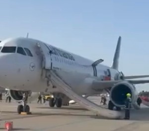 Der Airbus A321 Neo von Lufthansa bei der Evakuierung: Starker Geruch nach Kerosin.