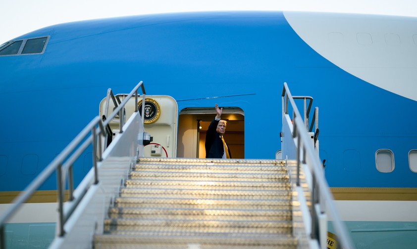 Trump beim Einsteigen in die alte Air Force One: Die beiden Flieger bleiben erstmal unverzichtbar. 