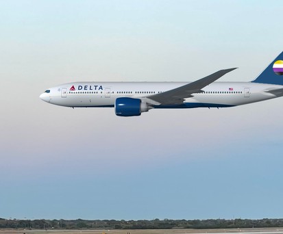 Flieger von Delta mit non-binärer Flagge: Die Airline stellt um.