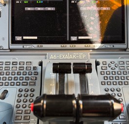 Cockpit eines Airbus A350 von Emirates: Turbulenzen fordern die Luftfahrt heraus.