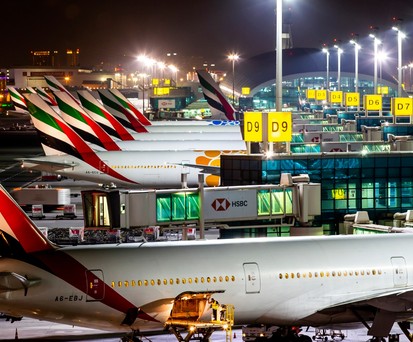 Emirates-Flugzeuge am Dubai International Airport: Der Flughafen wird für Milliarden ertüchtigt.