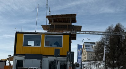 Temporärer Tower in Davos: Außen schlicht, innen hoch spezialisiert.