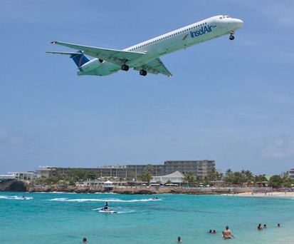 Jet von Insel Air im Landeanflug: Foto aus besseren Zeiten.