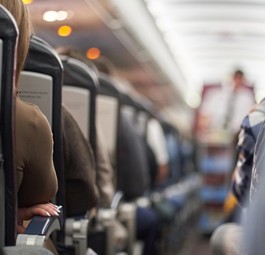 Flugzeugkabine: Die Zahl pöbelnder Passagiere nimmt zu.