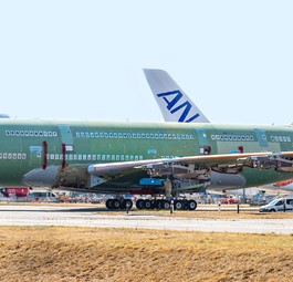 Der letzte neue Airbus A380: Wenn man in das Foto des Jets mit der Seriennummer MSN 272 ...