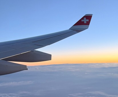 Blick aus einem Airbus A330 von Swiss. Es fehlen Pilotinnen und Piloten.