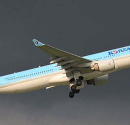 Der Airbus A330 mit dem Kennzeichen HL7525 von Korean Air vor ...