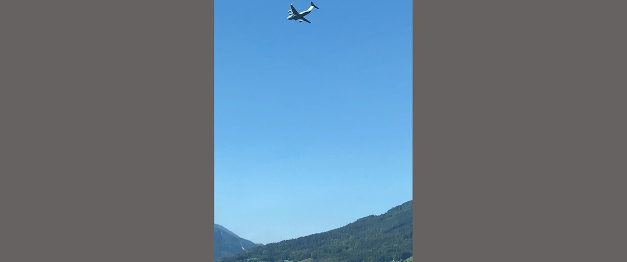 Die Boeing C-17 über dem Attersee: Alles angemeldet.