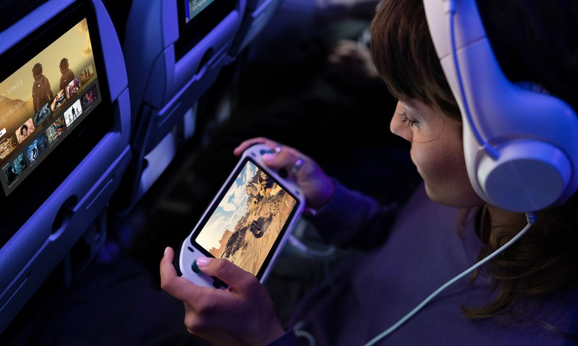 Passagierin von United Airlines: Sie kann künftig live spielen und gleichzeitig chatten.
