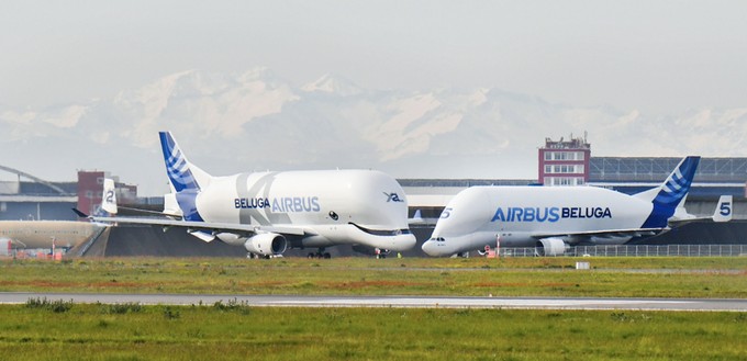 Die beiden Modelle im direkten Vergleich: Beluga XL und Beluga ST.