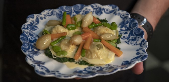 ... mit diesem Gericht: Ravioli mit Schellfisch-Füllung, Noilly-Prat-Sauce und Gemüse.