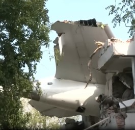 Das Leitwerk von AI171 steckt in einem Haus: 265 Menschen starben bei dem Unglück.