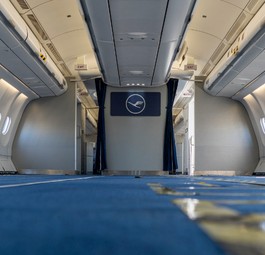 Airbus A330 von Lufthansa: Aus dem Passagierjet wird ohne Sitze ein Prachter.