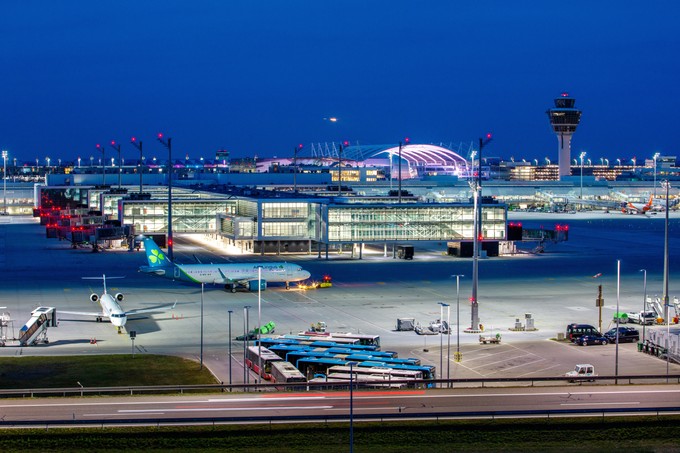 Das baulich fertige Terminal 1 mit der Erweiterung in der Nacht.